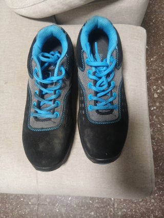 Zapatos de trabajo negros y azules