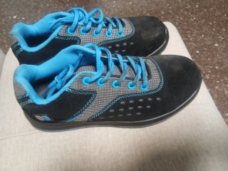 Zapatos de trabajo negros y azules
