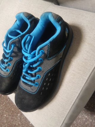 Zapatos de trabajo negros y azules