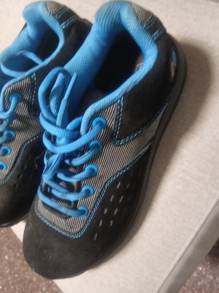 Zapatos de trabajo negros y azules