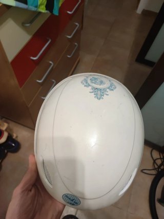 Casco de nieve blanco