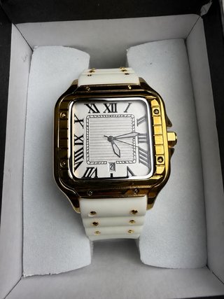 Reloj de oro y blanco elegante