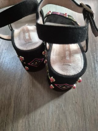 Sandalias negras con adornos