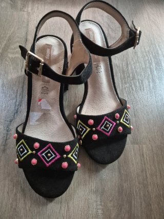 Sandalias negras con adornos