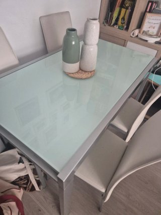 Mesa de comedor blanca con 4 sillas