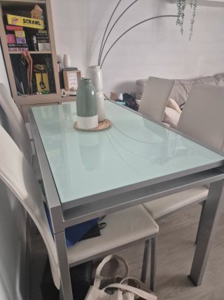 Mesa de comedor blanca con 4 sillas