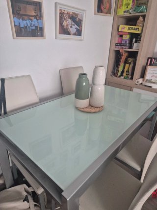 Mesa de comedor blanca con 4 sillas