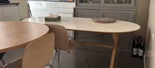 Mesa ovalada blanca y madera