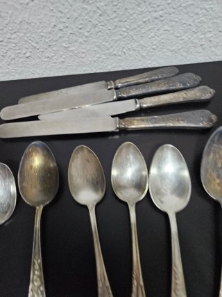 Lote 24 cubiertos y cuchillo antiguos.
