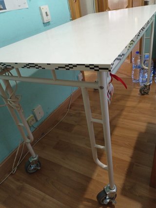 Tavolo bianco con ruote