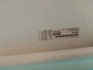 Tavolo bianco con ruote