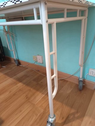 Tavolo bianco con ruote