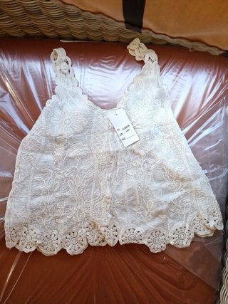 Top blanco bordado estilo boho con etiqueta