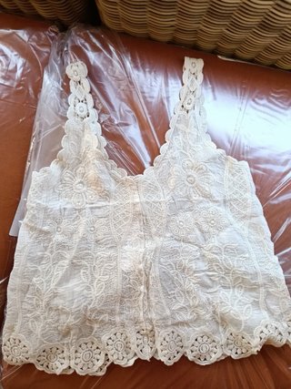 Top blanco bordado estilo boho con etiqueta