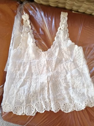Top blanco bordado estilo boho con etiqueta