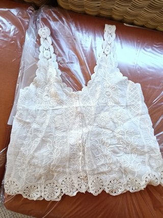 Top blanco bordado estilo boho con etiqueta