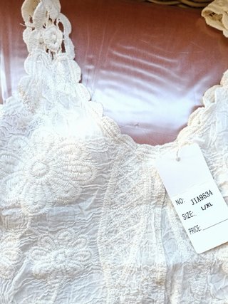 Top blanco bordado estilo boho con etiqueta