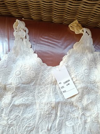 Top blanco bordado estilo boho con etiqueta