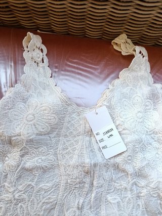 Top blanco bordado estilo boho con etiqueta