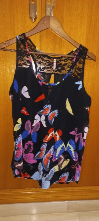 Blusa de tirantes con estampado de mariposas