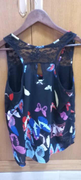 Blusa de tirantes con estampado de mariposas
