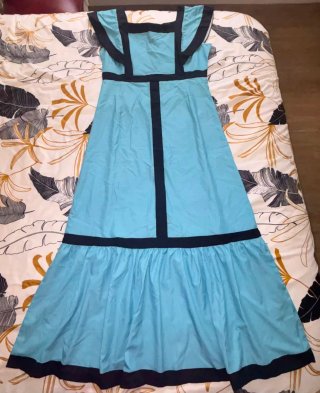 Vestido azul con detalles negros talla M