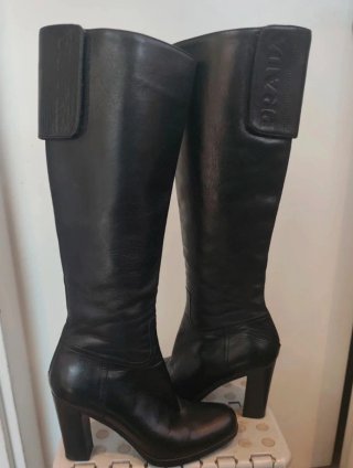 Botas altas Prada piel negras