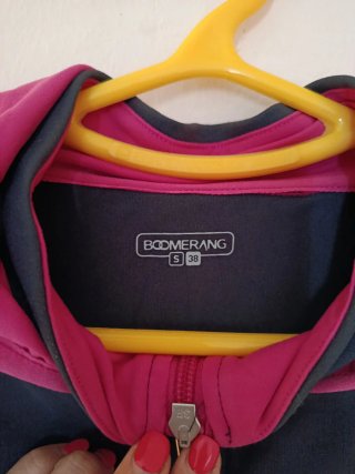 Chaqueta deportiva boomerang negra y rosa. Capucha