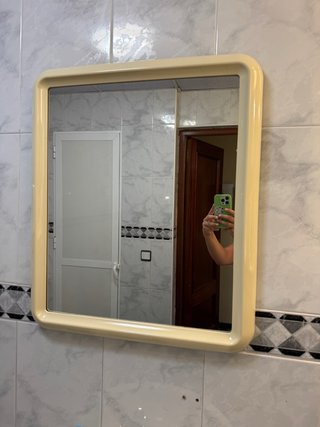 Espejo de baño beige con marco