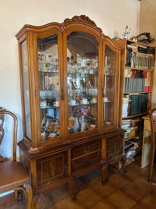 Vitrina antigua de madera y cristal