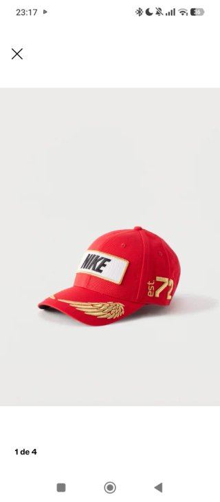 Gorra Nike Negra con Detalles Dorados