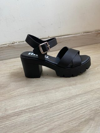 Sandalias negras Mustang nuevas