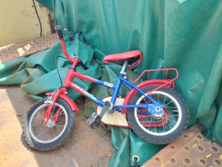 Bicicleta infantil roja y azul