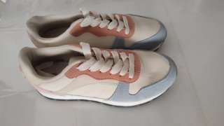 50 prendas de ropa y calzado muy cuidado.