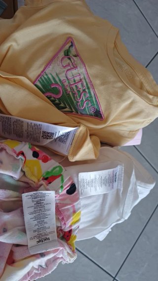 Completo bimba Guess e 2 magliette