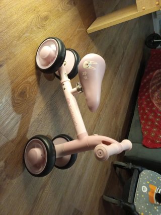 Bicicleta de equilibrio rosa para bebé