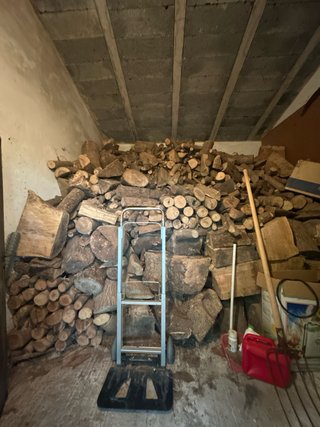 Leña seca y cortada para chimenea