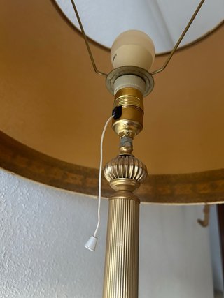 Lámpara de pie dorada y beige