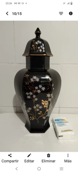 Jarrón tibor de porcelana negro y dorado