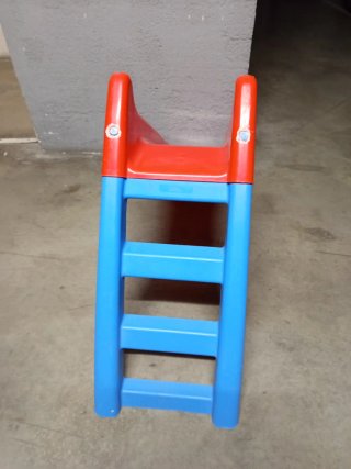Tobogán infantil rojo y azul