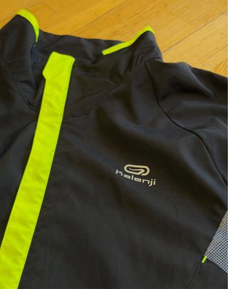 Cortavientos Running Kalenji Negro y fluorescente