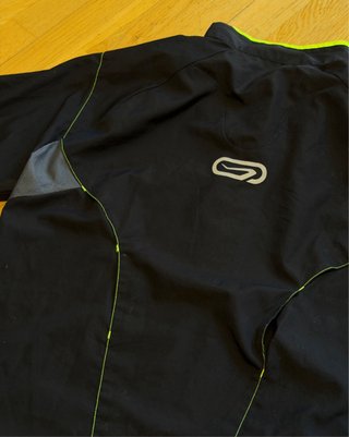 Cortavientos Running Kalenji Negro y fluorescente