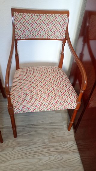 Sillas de madera con asiento floral