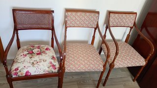 Sillas de madera con asiento floral