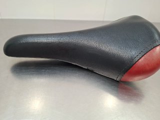 Sillín de bicicleta negro y rojo