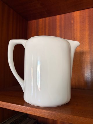 Jarra de porcelana blanca