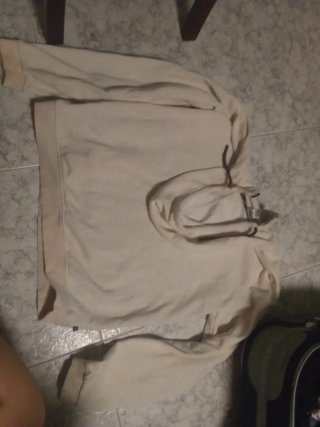 Sudadera beige con capucha y cremallera