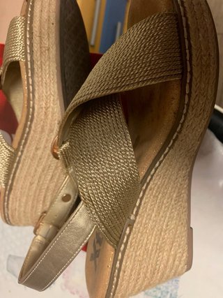 Sandalias cuña doradas Xti