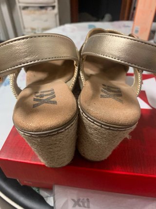 Sandalias cuña doradas Xti