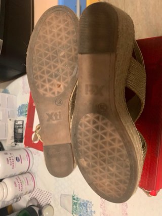 Sandalias cuña doradas Xti